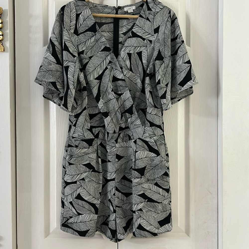 Loft size 8 black and white tropical print romper shorts